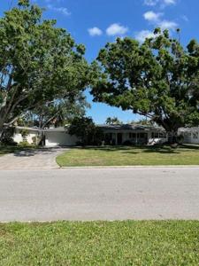 568 W DAVIS BOULEVARD