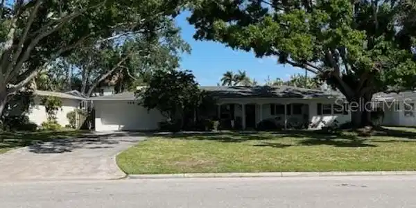 568 W DAVIS BOULEVARD