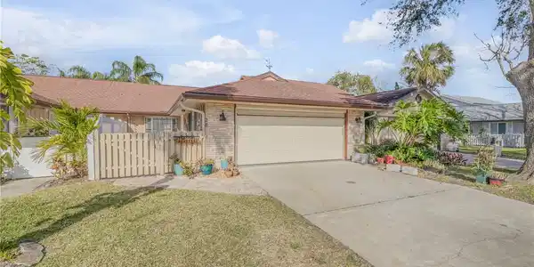 28 LAKE FAIRGREEN CIRCLE