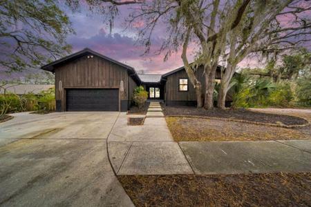 120 WOODLAND COURT