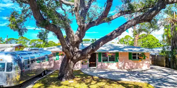 2835 WILLIAMSBURG STREET