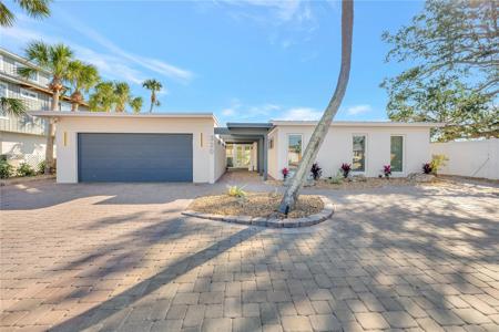 320 AVENIDA LEONA