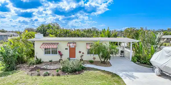 621 TARPON WAY