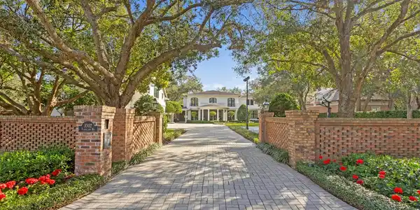 1002 S FRANKLAND ROAD
