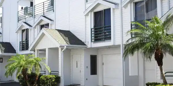320 ISLAND WAY
