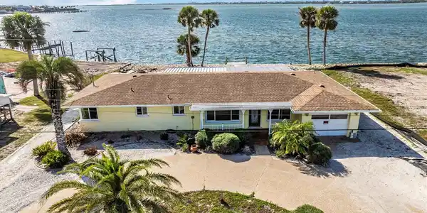929 SUNCREST LANE