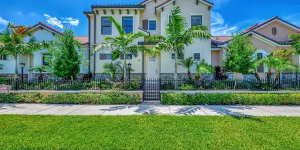 906 E VENICE AVENUE