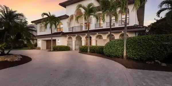 875 SIESTA KEY CIRCLE