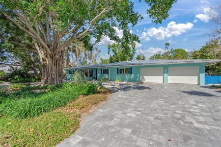 425 POINCIANNA DRIVE