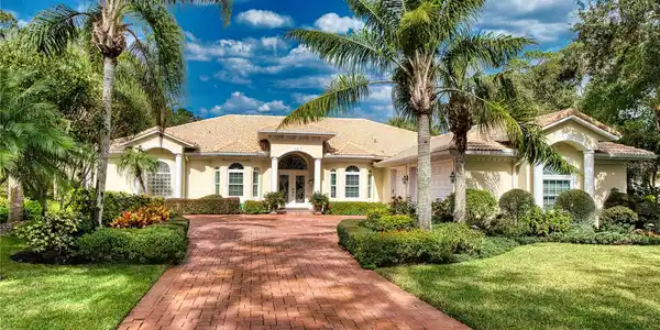 13 SENTRY OAK PLACE