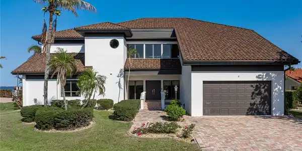 8 OCEAN DRIVE