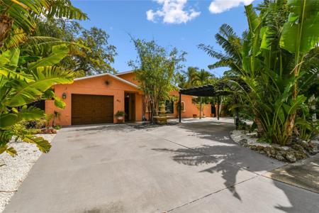 611 CASABELLA DRIVE