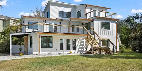 2750 HARBOR COURT