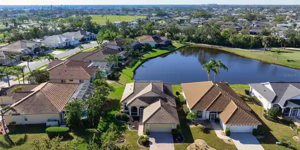 456 PINEWOOD LAKE DRIVE