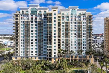 800 N TAMIAMI TRAIL