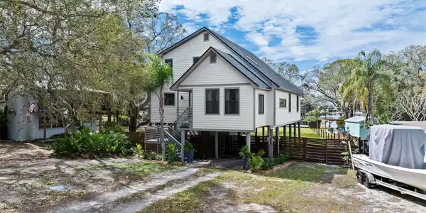 3327 PINEVIEW DRIVE