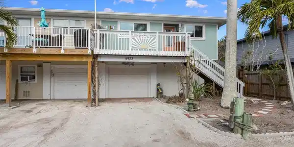 6923 HOLMES BOULEVARD