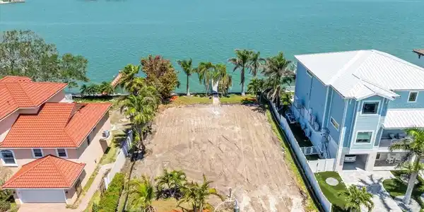 6 PARADISE LANE