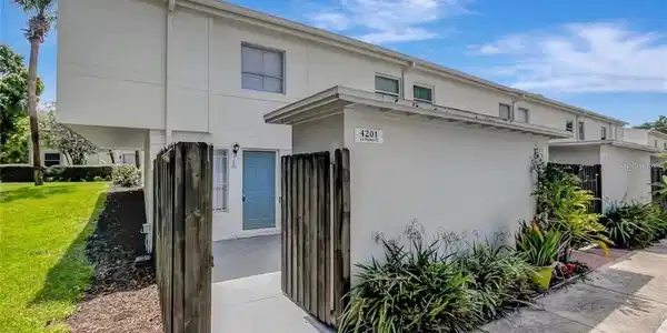 4201 LA PALMA COURT