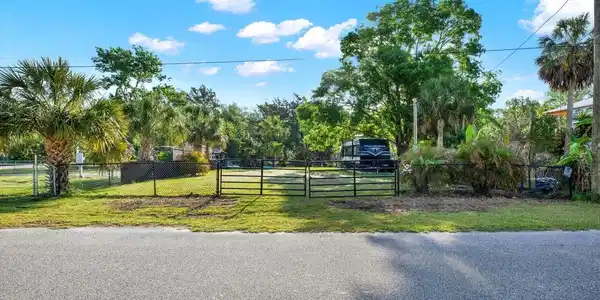 6220 ISLAND DRIVE