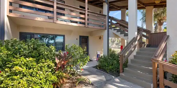 25 QUAILS RUN BOULEVARD