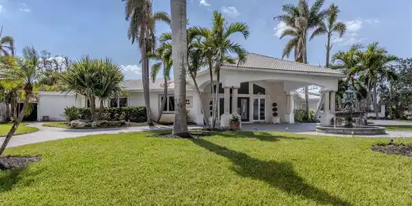 701 LAGUNA DRIVE