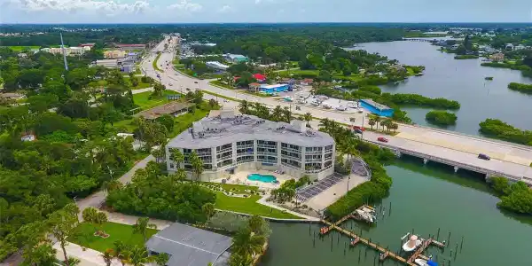 516 TAMIAMI TRAIL S