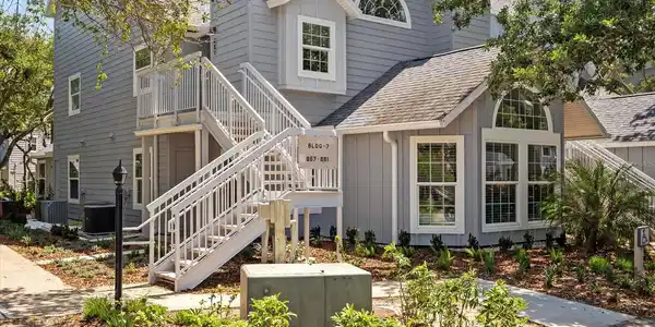 881 WINDOVER COURT