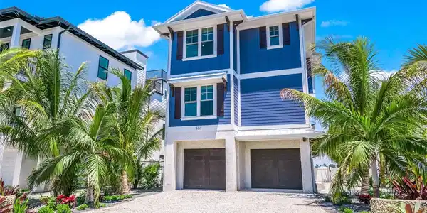 201 BAY DRIVE N