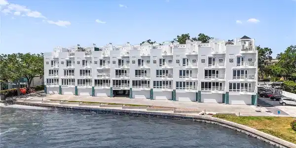 4950 BAYSHORE BOULEVARD