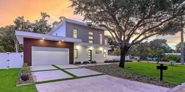 2010 HYDE PARK CIRCLE