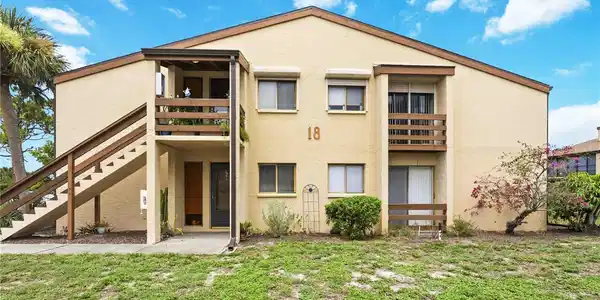18 QUAILS RUN BOULEVARD
