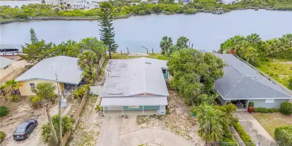 2582 LAKESHORE DRIVE
