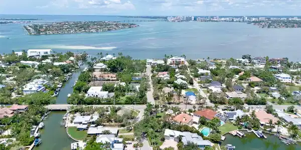 428 SIESTA DRIVE