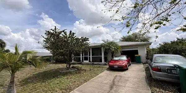 913 TROPICAL CIRCLE NW