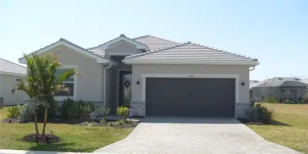 7905 LAKES EDGE LANE