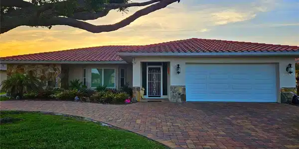 1706 S LAKESIDE COURT