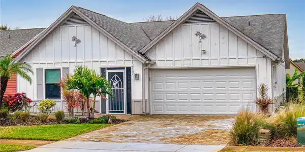 737 PINE SHORES CIRCLE
