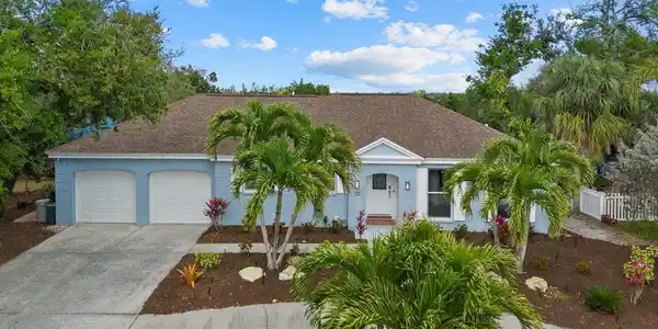 704 TROPICAL CIRCLE