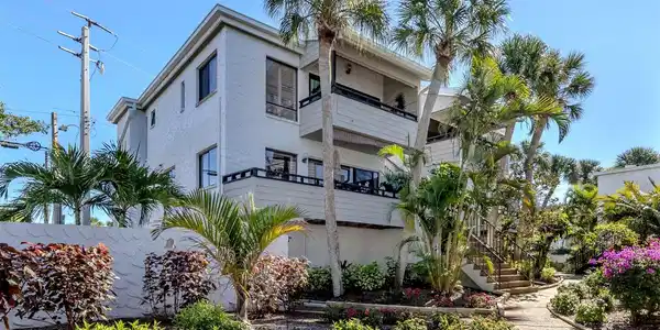 1555 TARPON CENTER DRIVE