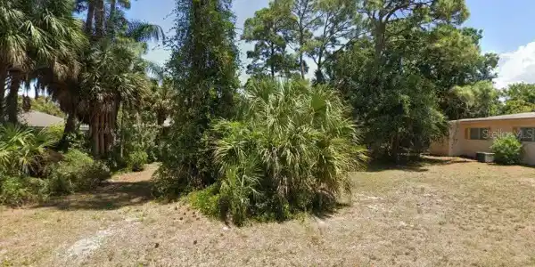 2530 LAKESHORE CIRCLE
