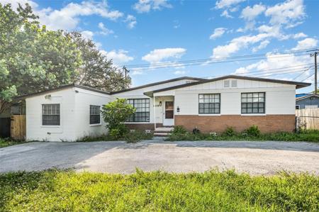 809 KENSINGTON DRIVE