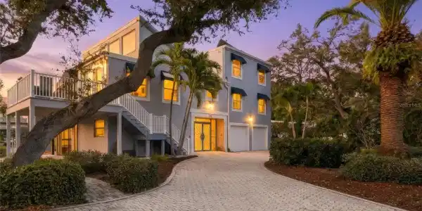 557 VENICE LANE