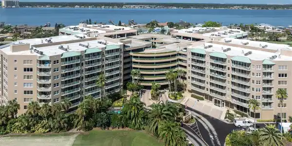 4 OCEANS WEST BOULEVARD