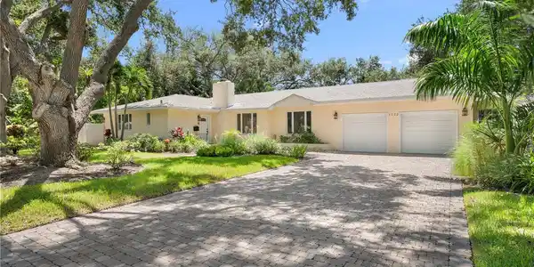 1722 NORTH DRIVE