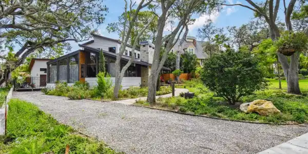 961 VICTORIA DRIVE