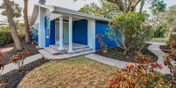 330 PINEAPPLE STREET