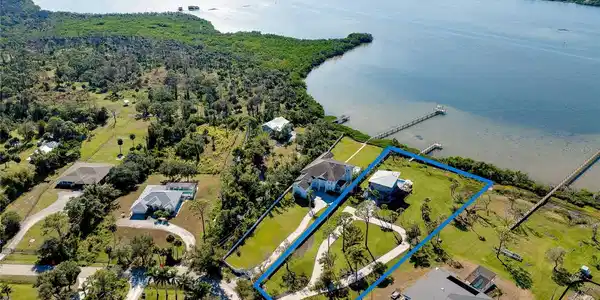 1089 BAYSHORE DRIVE
