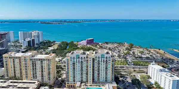 800 N TAMIAMI TRAIL