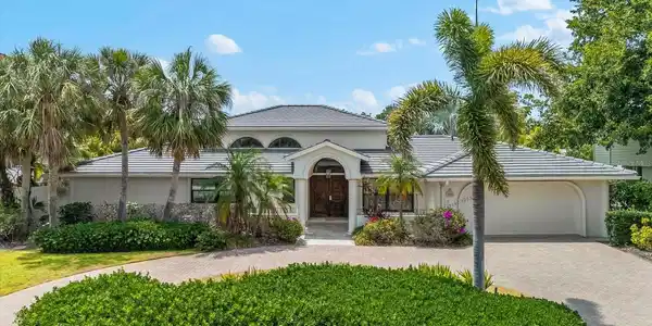 868 SIESTA KEY CIRCLE